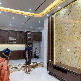 Tường tivi vân đá giả xuyên sáng bật đèn LED lung linh