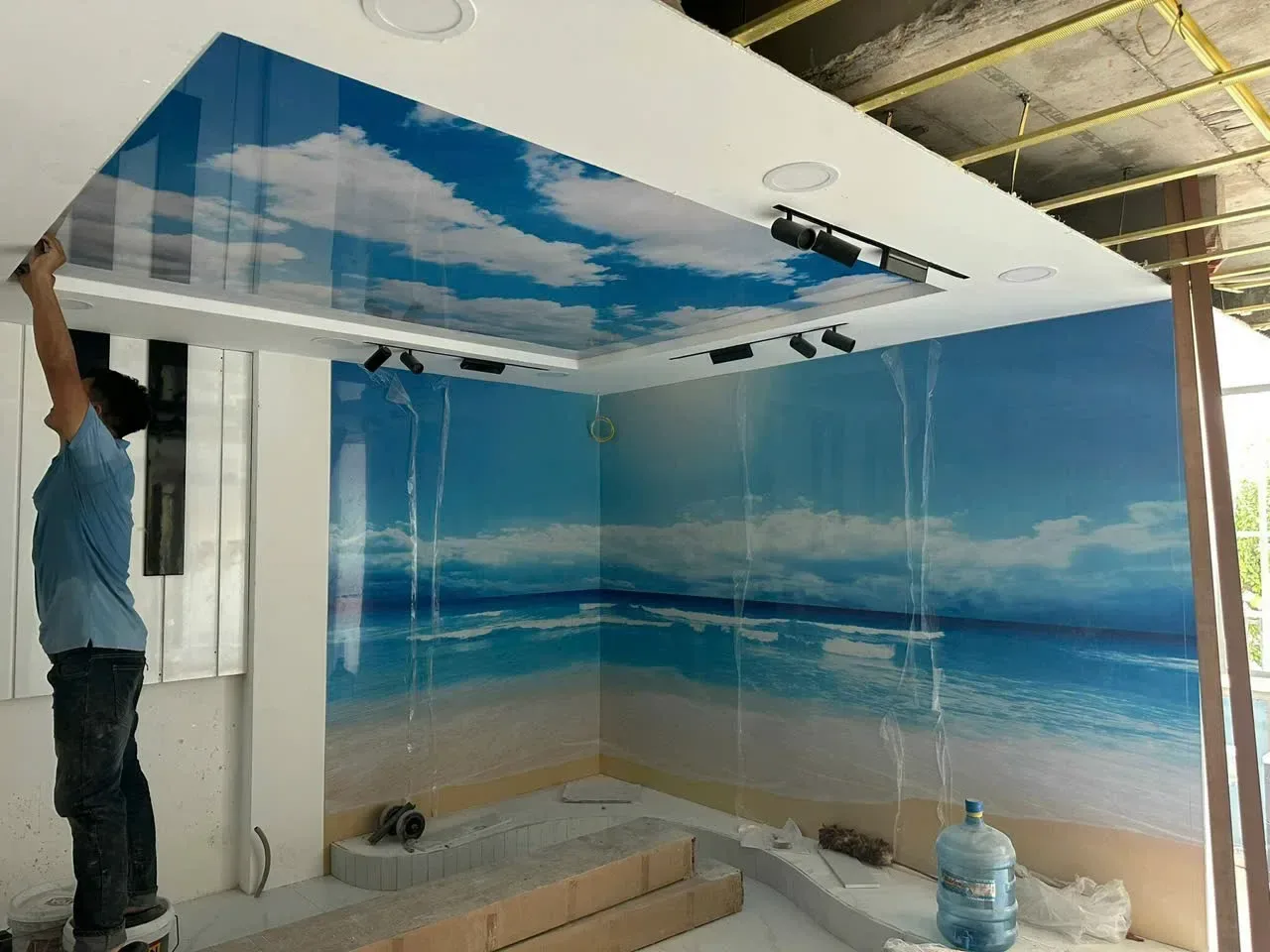 Đang lắp tranh biển trời Trước: đang lắp tranh tráng gương biển trời mây lên tường và trần