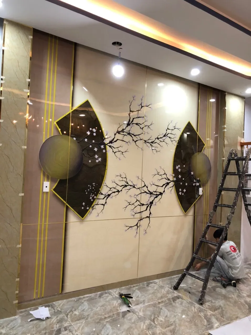 Công trình thi công tranh PVC vân đá tráng gương thực tế tại Đông Nam Bộ — Xưởng Tân Thành mẫu 11 Công trình thi công tranh PVC vân đá tráng gương thực tế tại Đông Nam Bộ — Xưởng Tân Thành mẫu 11