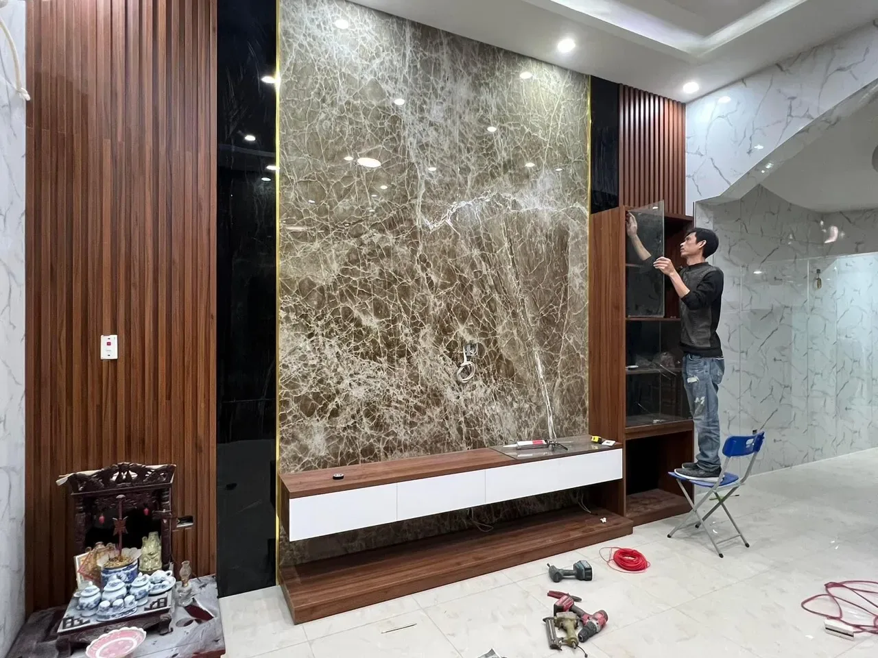 Công trình thi công tranh PVC vân đá tráng gương thực tế tại Đông Nam Bộ — Xưởng Tân Thành mẫu 16 Công trình thi công tranh PVC vân đá tráng gương thực tế tại Đông Nam Bộ — Xưởng Tân Thành mẫu 16
