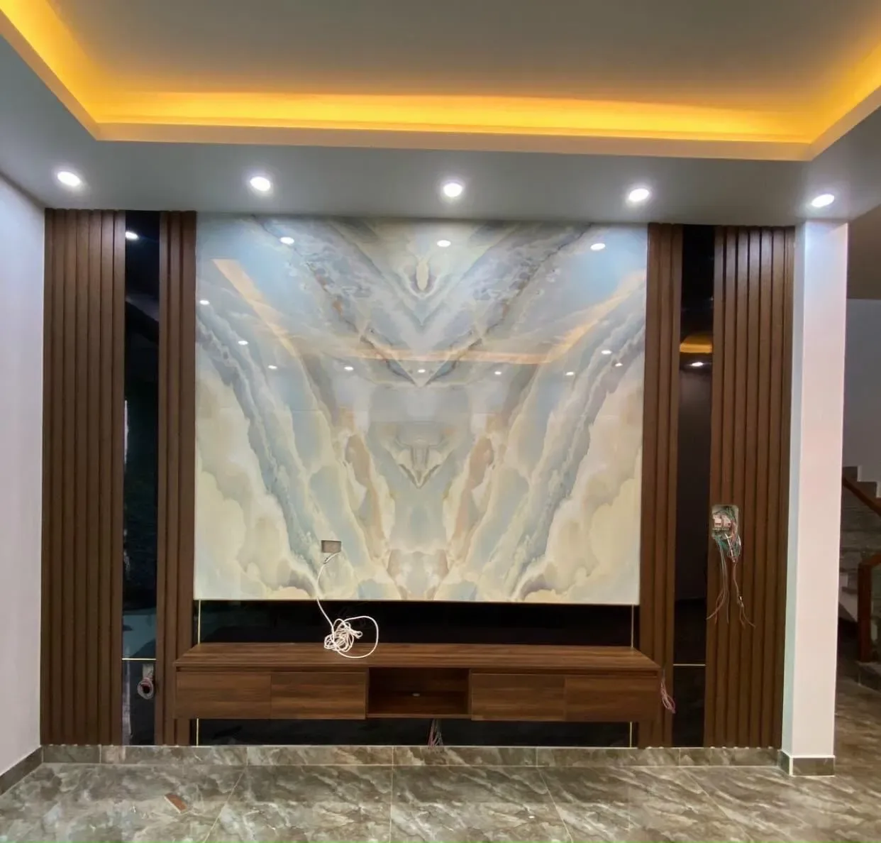 Công trình thi công tranh PVC vân đá tráng gương thực tế tại Đông Nam Bộ — Xưởng Tân Thành mẫu 18 Công trình thi công tranh PVC vân đá tráng gương thực tế tại Đông Nam Bộ — Xưởng Tân Thành mẫu 18