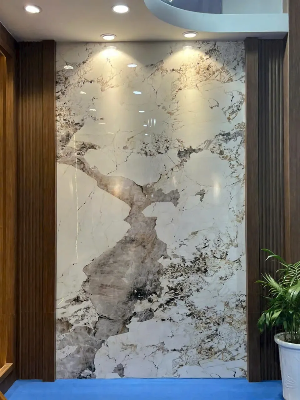 Công trình thi công tranh PVC vân đá tráng gương thực tế tại Đông Nam Bộ — Xưởng Tân Thành mẫu 26 Công trình thi công tranh PVC vân đá tráng gương thực tế tại Đông Nam Bộ — Xưởng Tân Thành mẫu 26