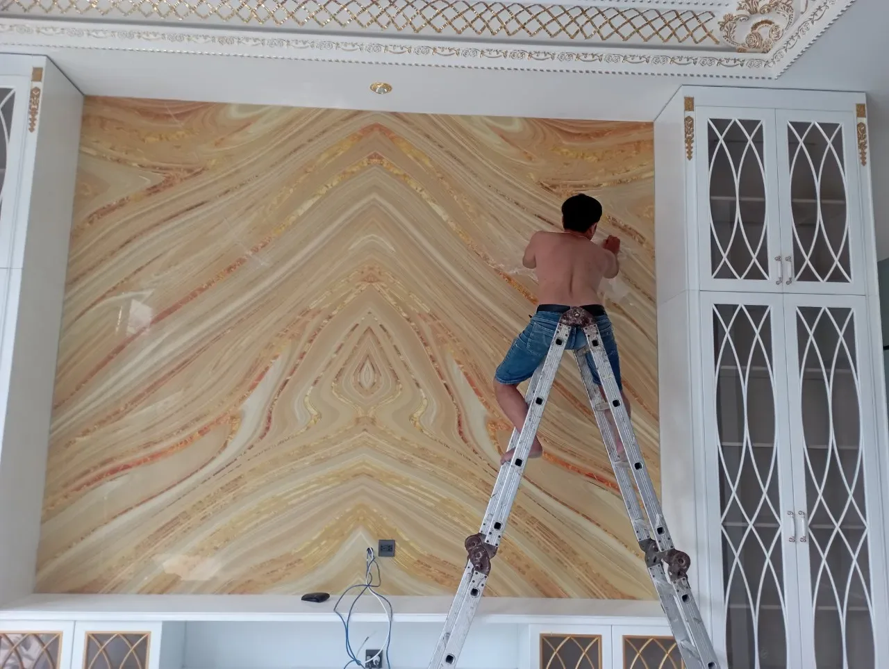 Công trình thi công tranh PVC vân đá tráng gương thực tế tại Đông Nam Bộ — Xưởng Tân Thành mẫu 49 Công trình thi công tranh PVC vân đá tráng gương thực tế tại Đông Nam Bộ — Xưởng Tân Thành mẫu 49
