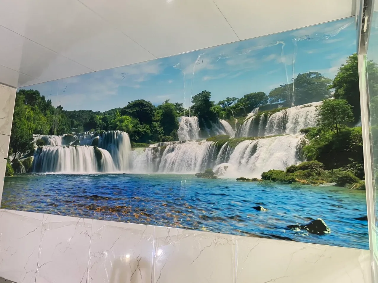 Công trình thi công tranh PVC vân đá tráng gương thực tế tại Đông Nam Bộ — Xưởng Tân Thành mẫu 56 Công trình thi công tranh PVC vân đá tráng gương thực tế tại Đông Nam Bộ — Xưởng Tân Thành mẫu 56
