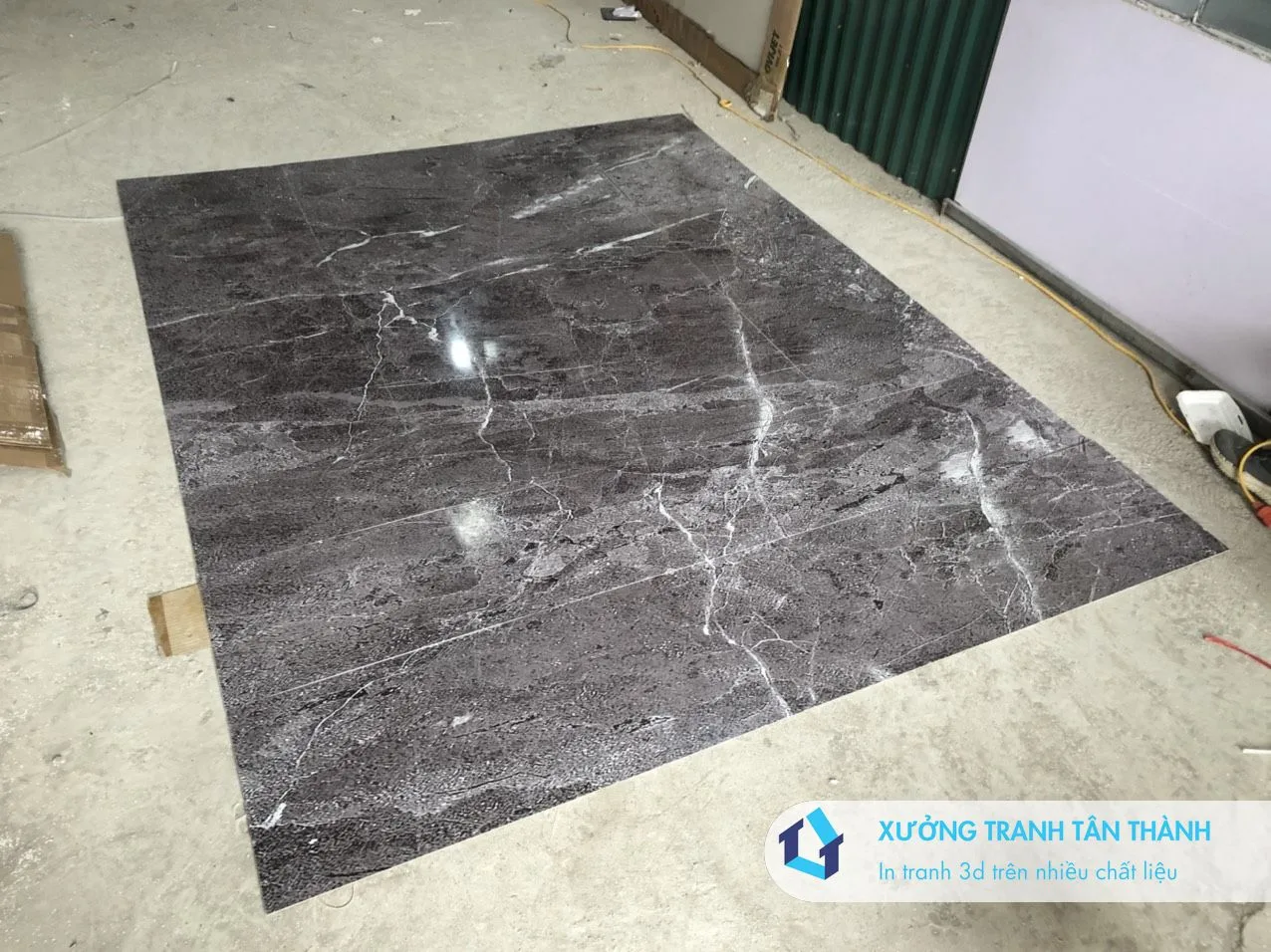 Công trình thi công tranh PVC vân đá tráng gương thực tế tại miền Tây ĐBSCL — Xưởng Tân Thành mẫu 24 Công trình thi công tranh PVC vân đá tráng gương thực tế tại miền Tây ĐBSCL — Xưởng Tân Thành mẫu 24