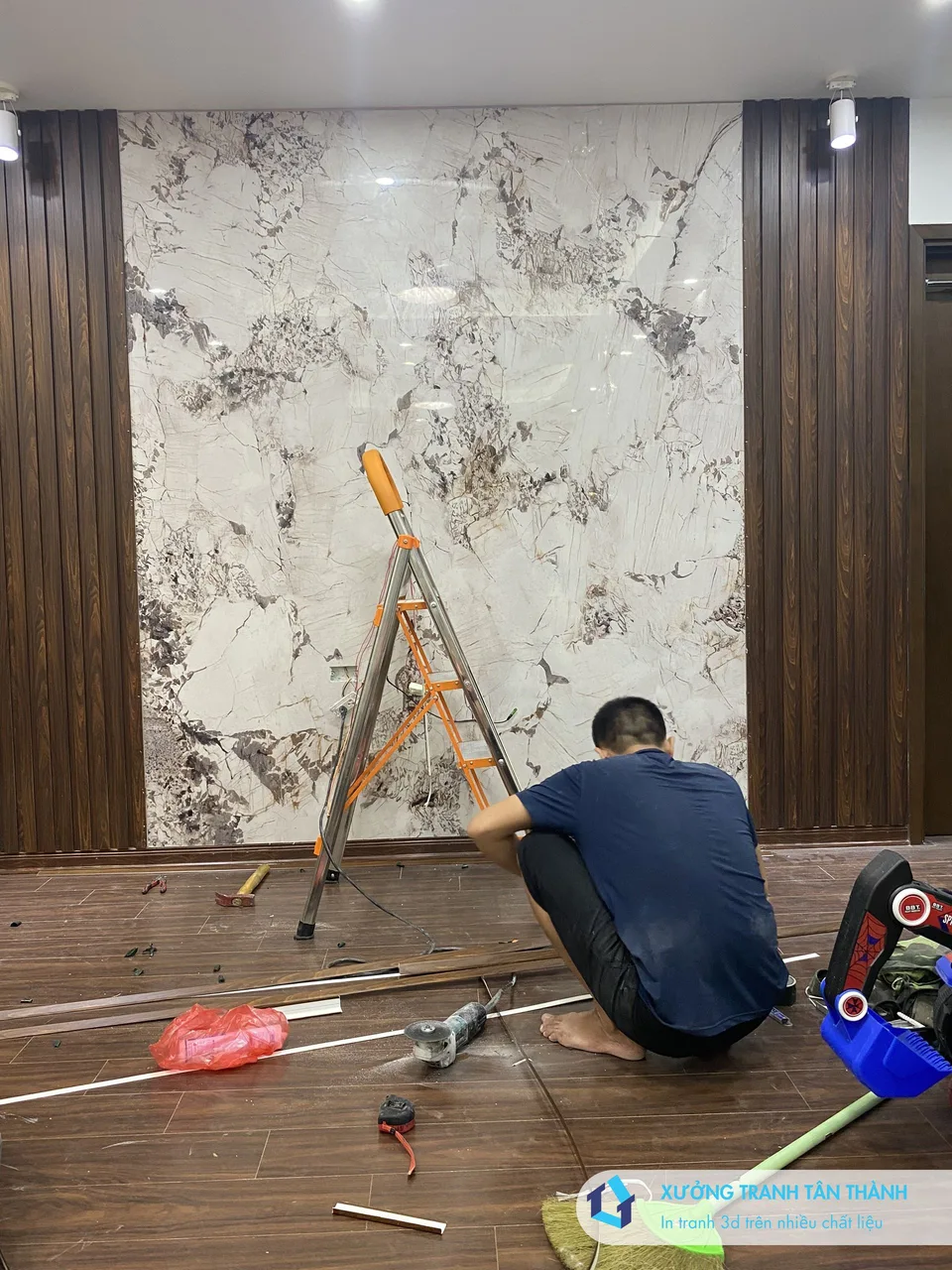 Công trình thi công tranh PVC vân đá tráng gương thực tế tại miền Tây ĐBSCL — Xưởng Tân Thành mẫu 32 Công trình thi công tranh PVC vân đá tráng gương thực tế tại miền Tây ĐBSCL — Xưởng Tân Thành mẫu 32