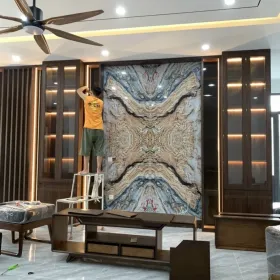 Công trình thi công tranh PVC vân đá tráng gương thực tế tại Tây Nguyên — Xưởng Tân Thành mẫu 01