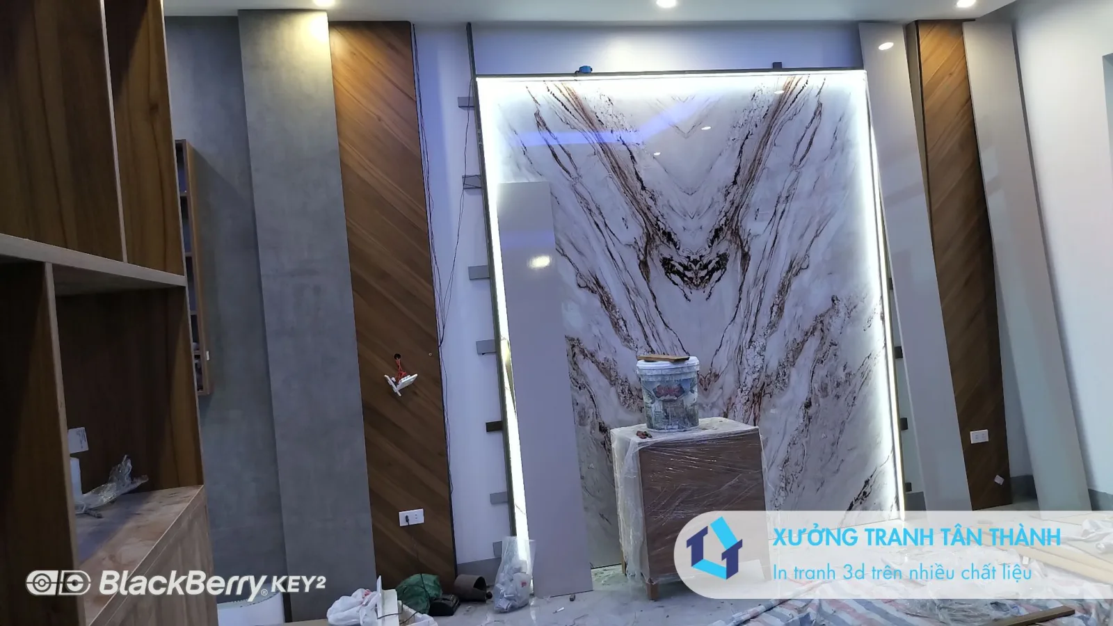 ốp tường giả đá thông tầng vân đá trắng kết hợp đèn led hắt sáng