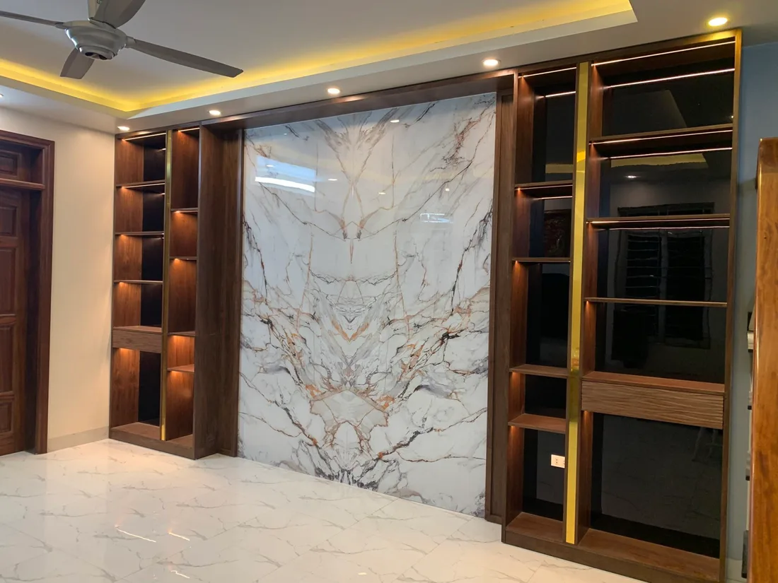 Tranh đá cẩm thạch marble trắng vân vàng ốp tường phòng khách kệ gỗ