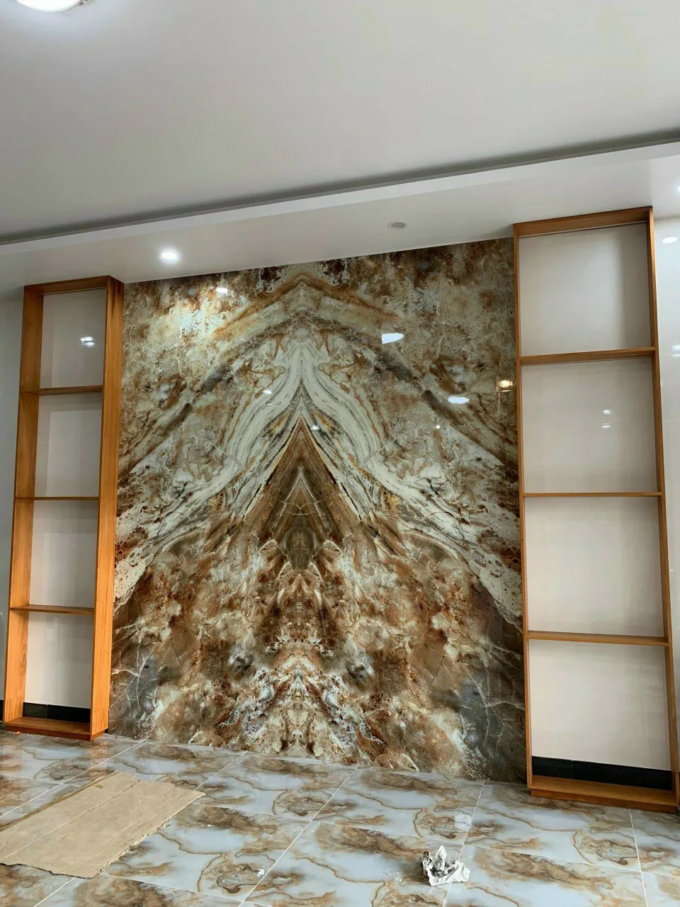 Tranh đá cẩm thạch marble vân nâu ghép đối xứng ốp tường sảnh