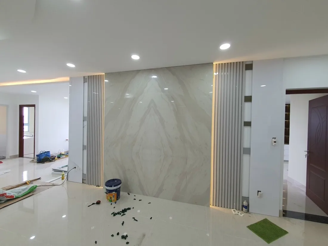 Tranh tráng gương khổ lớn ốp trọn vách phòng khách vân đá trắng