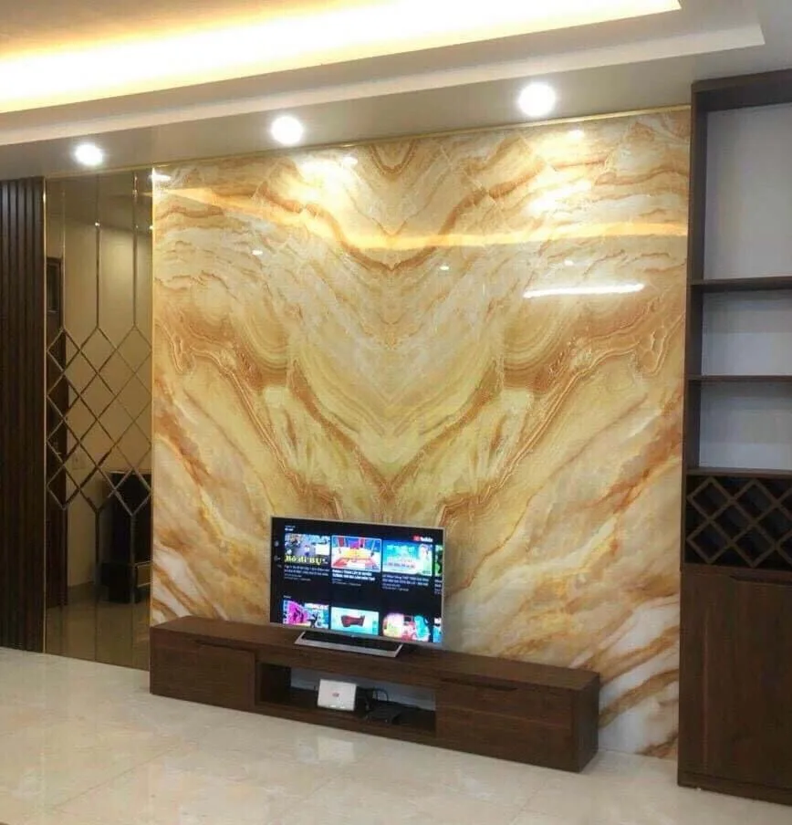 Tranh tráng gương khổ lớn vân đá vàng ốp tường tivi phòng khách sang trọng
